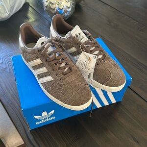 NIB Adidas Gazelle suede 6.5 W